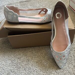 Journee Collection White Flat